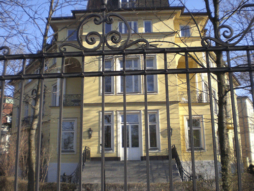 Der »Anfang« der Möhlstraße am Europaplatz: die Villa für den Prinzen Alfons von Bayern zählt jedoch nicht zur Möhlstraße, die Adresse lautet Prinzregentenstraße 61, eine Möhlstraße 1 gibt es nicht. (Gleiches gilt für den gegenüberliegenden westlichen Kopfbau der Möhlstraße, die Villa für den Prinzen von Hohenzollern, in der Maria-Theresia-Straße 17, heute Generalkonsulat der Russischen Föderation). Es war wohl schwer vorstellbar, dass eine repräsentative, hochadelige Villa die Adresse eines Hofbeamten / Gärtners trägt. Da war dann doch die Hausnummer in der Maria-Theresia-Straße und Prinzregentenstraße standesgemäßer. © dietlind pedarnig (2007)