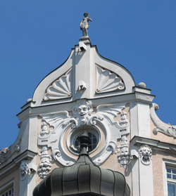 Giebelausschnitt eines Hauses an der Prinzregentenstraße © dietlind pedarnig