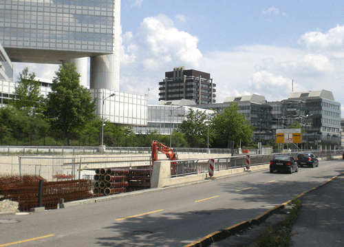 Richard-Strauss-Straße in Höhe Hypo-Hochhaus während der Baumaßnahmen zur Untertunnelung des Mittleren Rings; © dietlind pedarnig (2007)