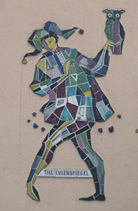 Mosaiken von Figuren aus Opern von Richard Strauss an den Fassaden der Reihenhäuser in der Richard-Strauss-Straße im Abschnitt zwischen Denninger Straße und Effnerplatz. Im Rahmen der Untertunnelung entstehen hier neue Wohneinheiten als Lärmschutzmaßnahmen, daher wurde den bestehenden Reihenhäusern 2007 die Adresse "Amberger Straße" neu zugewiesen. Die Mosaiken können der Künstlerin Mecke-Steger zugeordnet werden – sie blieben bei den Baumaßnahmen erhalten. Datierung unbekannt. hpt © Verein für Stadtteilkultur im Münchner Nordosten e.V. (2008)