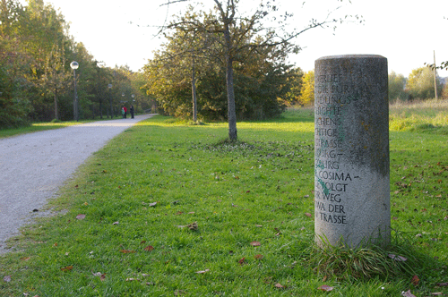 römischer "Meilenstein" am Salzsenderweg; hpt © Verein für Stadtteilkultur im Münchner Nordosten e.V. (2008)