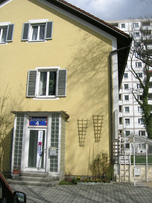 Haus Schreberweg 4, dahinter Hochhaus Buschingstraße, 2006. (Quelle s.o.)