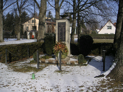 Die Kriegsopfer-Gedenkstätte an der Moselstraße, Siedlung Steinhausen. Quelle: hpt © NordOstKulturverein e.V., 2007.