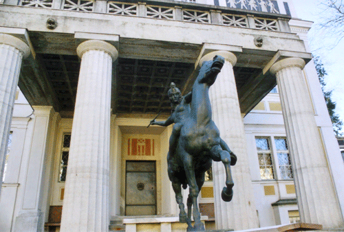 Bronzeskulptur "Reitende Amazone" vor der Stuck-Villa © dietlind pedarnig, 2008.