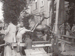 Arbeiter beim Aufstellen der "Reitenden Amazone" im Eingangsbereich der Stuck-Villa im Jahr 1936; Quelle: Buchscan aus: Willibald Karl (Hrsg.): "Bogenhausen. Vom bäuerlichen Pfarrdorf zum noblen Stadtteil", München 1992.