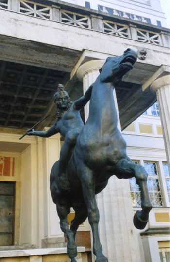 "Reitende Amazone" vor der Stuck-Villa, 2008 © dietlind pedarnig