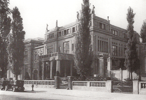 die Stuck-Villa um 1930, noch ohne Skulptur "Reitende Amazone"; Quelle: Buchscan aus: Willibald Karl (Hrsg.): "Bogenhausen. Vom bäuerlichen Pfarrdorf zum noblen Stadtteil", München 1992.