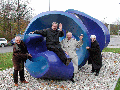 Übergabe der "Blauen Spirale" am 8.11.2001. Von links nach rechts: der Künstler Louis Constantin, Oberbürgermeister Christian Ude, Josef Turiaux (Vorstandsvorsitzender der Stadtsparkasse München) und Klaus Bode (Vorsitzender des Bezirksausschusses Ramersdorf-Perlach). (Pressefoto)