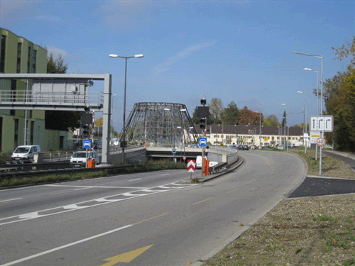 Der Aufbau der Skulptur von der Richard-Strauss-Straße aus gesehen (Herbst 2010); hpt © Verein für Stadtteilkultur im Münchner Nordosten e.V.