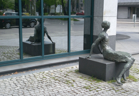 Bronzeskulptur »Sitzende Frau« mit neuem Standort in der Paul-Heyse-Straße 38 © dietlind pedarnig, 2008.