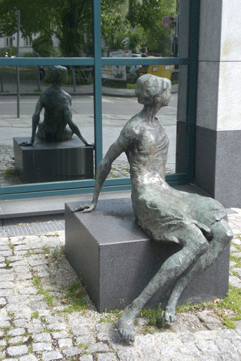 Bronzeskulptur »Sitzende Frau« mit neuem Standort in der Paul-Heyse-Straße 38 © dietlind pedarnig, 2008.