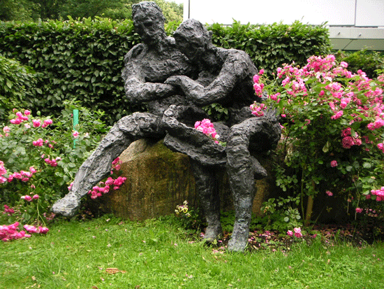 "Liebende", Skulptur von Alexander Fischer Hans Kießling (Hrsg.), "Begegnung mit Bildhauern. Münchner Kunstszene 1955 - 1982", St. Ottilien 1982