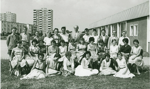 Schulklasse vor der Stuntzschule 1959, Lehrerin Frau Strauch-Scholl