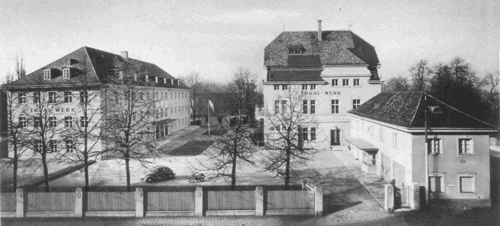 Blick von der Ismaninger Straße auf das Gebäude von Togal. Im Hintergrund das Gebäude der ehemaligen Betz'schen Gastwirtschaft, links der Erweiterungsbau von 1950 © Togal-Werk
