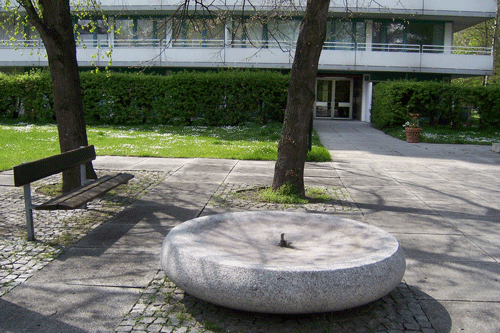 Brunnenstein in der Stolzingstraße 21, gestaltet 1968 von Landschaftsarchitekt Gottfried Hansjakob. Ausführung Edmund Puchner, München. Material: Flossenbürger Granit. hpt © Verein für Stadtteilkultur im Münchner Nordosten e.V., 2008