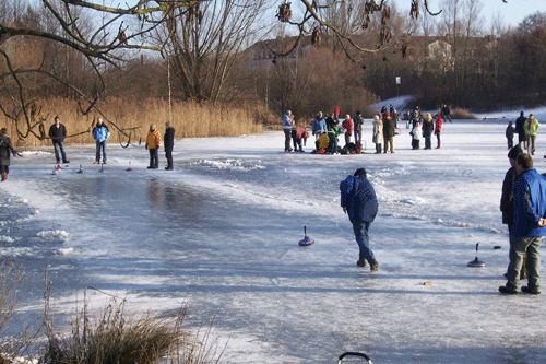 Eisstockschießen am zugefrorenen Weiher des Zamilaparks, Nähe Fritz-Lutz-Straße. hpt © Verein für Stadtteilkultur im Münchner Nordosten e.V., 2009.