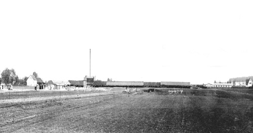 Die Ziegelei Sedlmair, Bauplatz des späteren Zwangsarbeiterlagers an der Lohengrinstraße in östlicher Richtung gesehen, in der Mitte des Bildes, rechts daneben die Lagerbaracken, rechts hinten die Lohengrinkaserne (heute Prinz-Eugen-Kaserne) an der Cosimastraße.