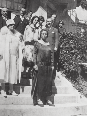 Gruppenfoto am 50. Geburtstag von Thomas Mann, 6. Juni 1925. Thomas Mann zweite Reihe, Zweiter von links, sein Bruder Heinrich, erste Reihe ganz rechts außen. Quelle: ETH-Bibliothek Zürich, Thomas-Mann-Archiv / Fotograf: Unbekannt / TMA_0097.