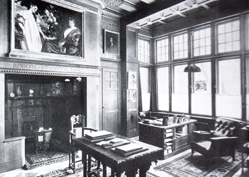 Arbeitszimmer Max Littmanns. Über dem Kamin das Ölgemälde mit dem Doppelporträt seiner Frau Ida und seiner Tochter Gertrud von Ludwig von Herterich, 1903, und das in die Kaminfassung eingravierte Motto Littmanns »Labore et Constantia« (»Arbeit und Beharrlichkeit/Beständigkeit«). Buchscan aus Oelwein, s.o., S. 112.
