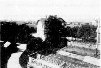 Blick über das Dach des Meridiansaales der Sternwarte nach Südwesten auf München. Die Direktorenvilla (Mitte), um 1900.