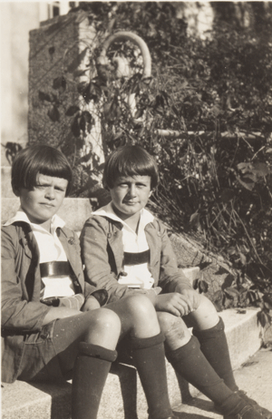 Die Geschwister Elisabeth Mann und Michael Mann auf der Treppe vor der Villa Poschinger Straße 1 sitzend, ca. 1928. Quelle: ETH-Bibliothek Zürich, Thomas-Mann-Archiv / Fotograf: Unbekannt / TMA_0134.