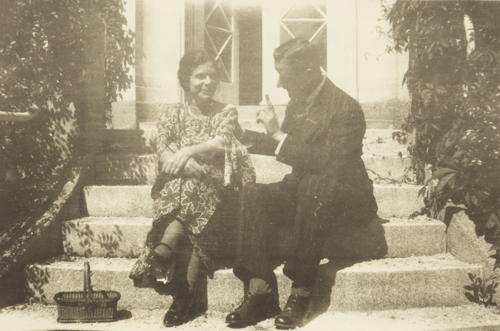 Thomas und Katia Mann vor ihrer Villa Poschingerstraße 1 sitzend, um 1925. Quelle: ETH-Bibliothek Zürich, Thomas-Mann-Archiv / Fotograf: Unbekannt / TMA_0080.