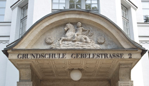 Portal der Gebeleschule © privat