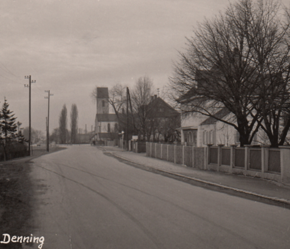 Ansichtskarte aus den 1930er-Jahren; zu sehen ist die ziemlich leere Ostpreußenstraße in Richtung Englschalking ungefähr auf Höhe der Einmündung der Insterburger Straße mit der Kirche St. Emmeram ganz im Hintergrund. Auf der rechten Seite hinten, durch Bäume verdeckt, das Gebäude der ehemaligen Polizeistation an der Ostpreußenstraße 62