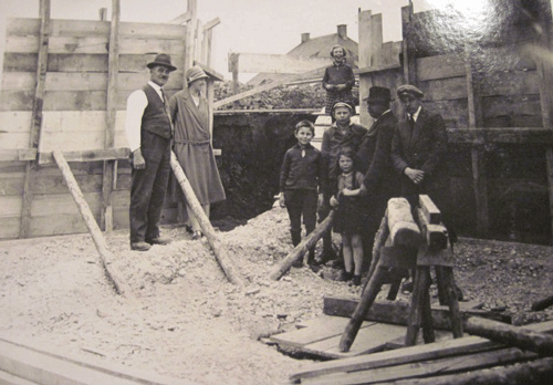 Familie Grichtmaier in der Baugrube, ca. 1928