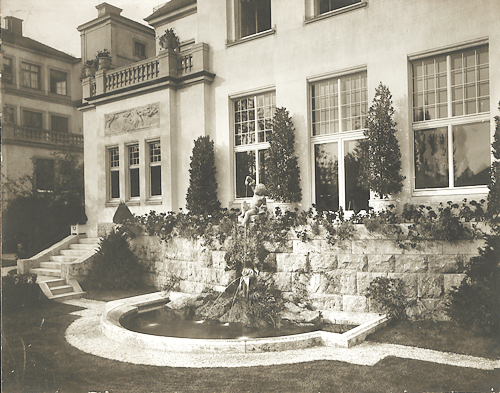 Brunnenanlage der Villa »Lindenhof« mit Terrassenaufgang. Links ist die Villa Diesel zu sehen, © http://mediatum.ub.tum.de?id=1599217