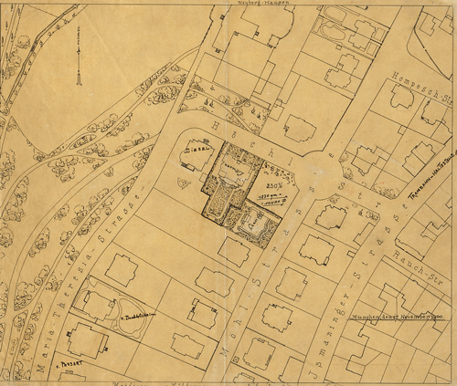 Lageplan der Villa, Bleistift-/Federzeichnung von Max Littmann selbst, gez. 17. November 1900. Schön zu sehen der große Gartenbereich. In der Maria-Theresia-Straße ist bereits Clemens Freiherr von Bechtolsheim als Besitzer der Villa Nr. 27 eingetragen. Deren benachbarte Villa (Hausnummer 28, spätere Ruederer-Villa) ist ebenfalls eingetragen, die daran anschließenden beiden Grundstücksparzellen gehören zur Möhlstraße 25 (»Gralsvilla«) und Möhlstraße 23 (Pschorr-Villa). Auf dem Eckgrundstück Maria-Theresia-Straße/Höchlstraße ist bereits Rudolf Diesel namentlich als Besitzer der Villa Höchlstraße 2 und somit als direkter Nachbar von Max Littmann eingezeichnet. Auf der anderen Seite des »Lindenhofs«, an der Ecke Höchlstraße/Möhlstraße, schließt sich ein 1230 Quadratmeter großes Grundstück an, auf dem erst in den 1920er-Jahren die Villa Willstätter (Möhlstraße 29) entstehen wird. Noch an der westlichen Längsseite der Gartenanlage des »Lindenhofs« schließt sich das Grundstück von Privatier Karl Schneider an, dessen Villa (Möhlstraße 27) 1903 errichtet wird. © http://mediatum.ub.tum.de?id=985916