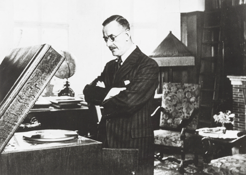 Thomas Mann in der Villa Poschingerstraße 1, 1924. Quelle: ETH-Bibliothek Zürich, Thomas-Mann-Archiv / Fotograf: Unbekannt / TMA_0076.