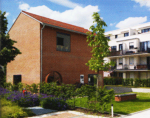 die Entstehungsphasen des Maschinenhauses und das Maschinenhaus im Jahr 2015 inmitten der Wohnbebauung.