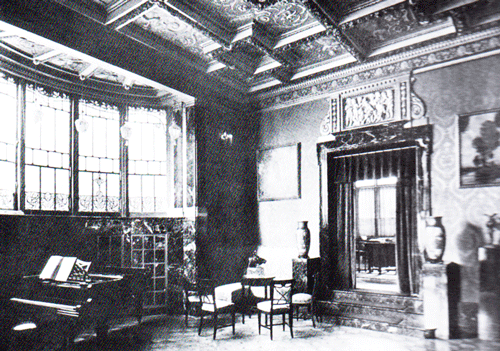 Musiksalon in der »Villa Lindenhof«, Fotografie 1931. Buchscan aus Oelwein, s.o., S. 112. Links der Erker mit dem sogenannten bay window an der Westseite des Raumes mit Konzertflügel. Die Tür mit dem Sopraportenrelief führt ins anschließende Herrenzimmer.