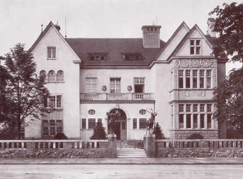 Textquellen: Willibald Karl: Bogenhausen. Vom bäuerlichen Pfarrdorf zum nobeln Stadtteil, Buchendorfer Verlag 1992. Dorle Gribl, Prominenz in Bogenhausen, München 2009. Cornelia Oelwein: Max Littmann (1862-1931). Architekt. Baukünstler. Unternehmer, Bad Kissingen 2013, S. 108ff.