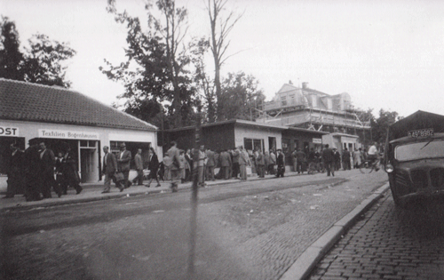 Der Andrang zum Schwarzmarkt in der Möhlstraße war außerordentlich groß. Es gab vier Lokale für hungrige und müde Passanten. Die Tram in der Ismaninger Straße bekam den Spitznamen "Palestine-Express". Hier Behelfsläden an der Gabelung Möhl-/Weberstraße; hinter den Buden Aufbauarbeiten an der beschädigten Villa Oberkamp (Möhlstraße 44). Quelle: Stadtarchiv München