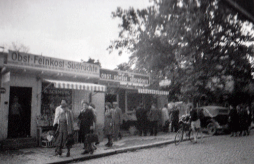 Obst - Feinkost - Südfrüchte - was das Herz begehrt - und selbstverständlich Genussmittel wie Weine, Liköre und Schokolade waren in den Buden an der Möhlstraße nach 1945 erhältlich. Quelle: Stadtarchiv München