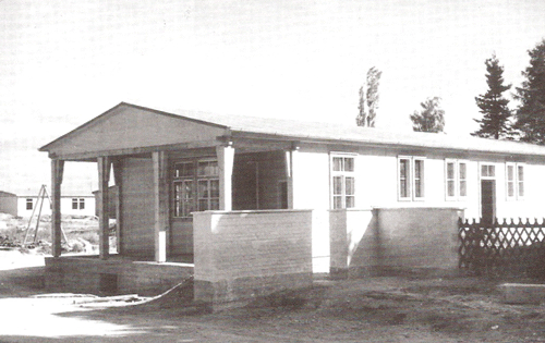 Das Pförtnerhaus der "Bürgerpark Oberföhring" genutzt als Kasperltheater und das Gebäude in seiner Nutzung als Wache, im Juni 1940.
