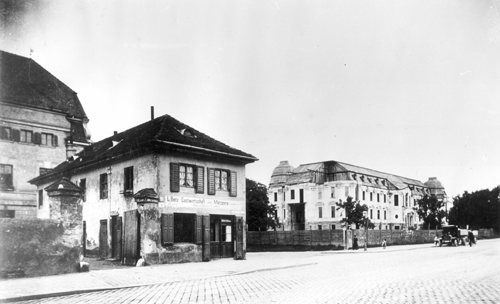 Westseite der »Fleischer-Villa« im Bau und die Metzgerei der »Betz'schen Gastwirtschaft« (links) an der Ismaninger Straße 105, ca. 1915. © Stadtarchiv München, Sammlung Valentin, Sign. DE-1992-FS-NL-KV-0748