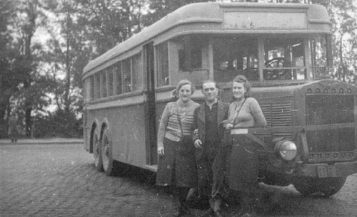 Der Oberföhringer „Zehnerlbus“ (Büssing) von Walter Fuchs: v.l.n.r.: Wittmann Antonie, Hr. Müller, Bachsleitner Luise, 1930er-Jahre © Verein für Stadtteilkultur im Münchner Nordosten e.V.