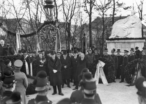 Feier vor dem Richard-Wagner-Denkmal am Prinzregentenplatz, Festrede von Kultusminister Dr. Franz Xaver Goldenberger; in Anwesenheit von Bürgermeister Hans Küfner und Oberbürgermeister Karl Scharnagl, 11.2.1933, Fotograf Huhle © Stadtarchiv München, Sign. DE-1992-FS-NS-00145