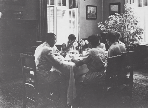 Familie Mann im Speisezimmer an der Poschingerstraße 1. Erkennbar sind von links: Thomas Mann, Monika Mann, Katia Mann, Klaus Mann. August 1930. Quelle. ETH-Bibliothek Zürich, Thomas-Mann-Archiv / Fotograf: Unbekannt / TMA_0172: