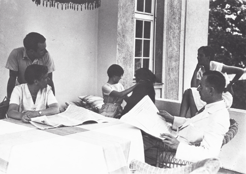 Familie Mann auf der Veranda an der Poschingerstraße 1, August 1930. Von links: Klaus Mann, Katia Mann, Elisabeth Mann mit einem Hund, Erika Mann, Thomas Mann. Quelle: ETH-Bibliothek Zürich, Thomas-Mann-Archiv / Fotograf: Unbekannt / TMA_0174.