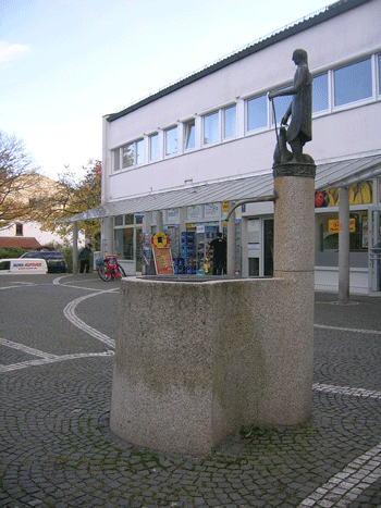 Das Einkaufszentrum Gartenstadt mit dem "Schreibix"