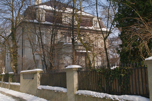 Gartenseite der Villa Gumppenberg mit Erker; hpt©Verein für Stadtteilkultur im Münchner Nordosten e.V., Februar 2013