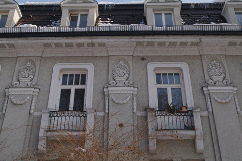 Fassade mit üppigem Lisenenschmuck; hpt©Verein für Stadtteilkultur im Münchner Nordosten e.V., Februar 2013