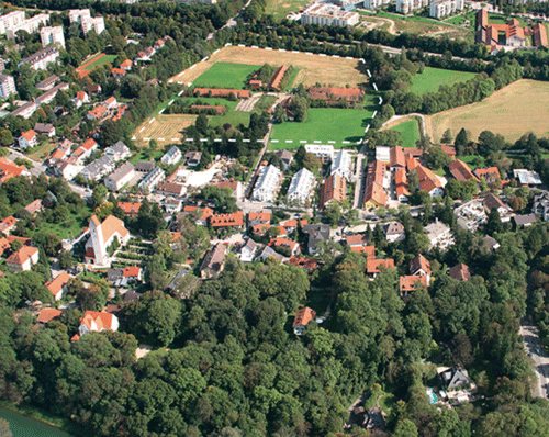 die Ziegelei Josef Haid/Deck von der Johanneskirchner Straße aus gesehen, links der alte Trockenstadel an seiner ursprünglichen Stelle, im Hintergrund der Kirchturm von St. Lorenz. (2008); hpt © Verein für Stadtteilkultur im Münchner Nordosten e.V., 2008.