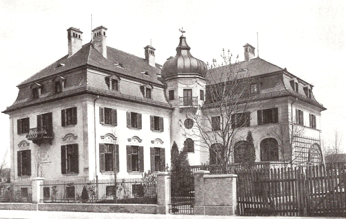 Das Hildebrandhaus mit signifikantem Treppenhausturm von der Maria-Theresia-Straße aus gesehen, um 1900. Quelle: Buchscan aus: Willibald Karl (Hrsg.): Bogenhausen. Vom bäuerlichen Pfarrdorf zum noblen Stadtteil, München 1992.