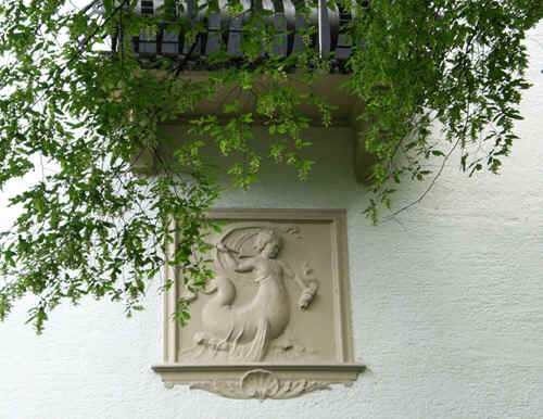 Relief unter dem Balkon zur Gartenseite © dietlind pedarnig (2007)