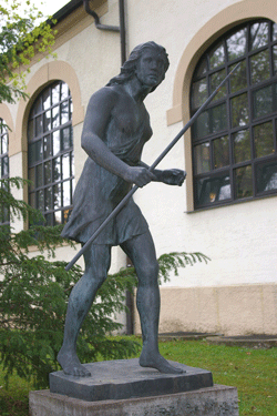 Bronzefigur vor dem Atelier des Hildebrandhauses in der Siebertstraße hpt © Verein für Stadtteilkultur im Münchner Nordosten e.V. (2007)